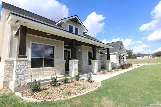 view of front of house featuring a front lawn