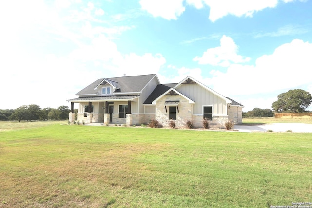 view of front facade featuring covered porch and a front lawn