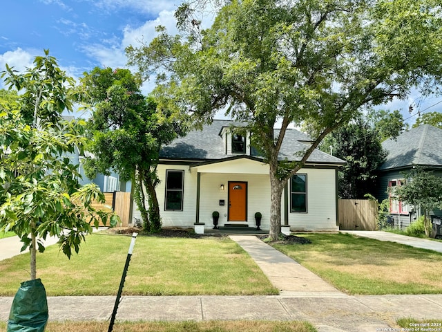 view of front facade with a front yard