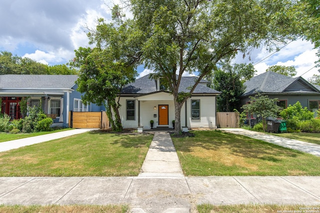 view of front of home featuring a front lawn