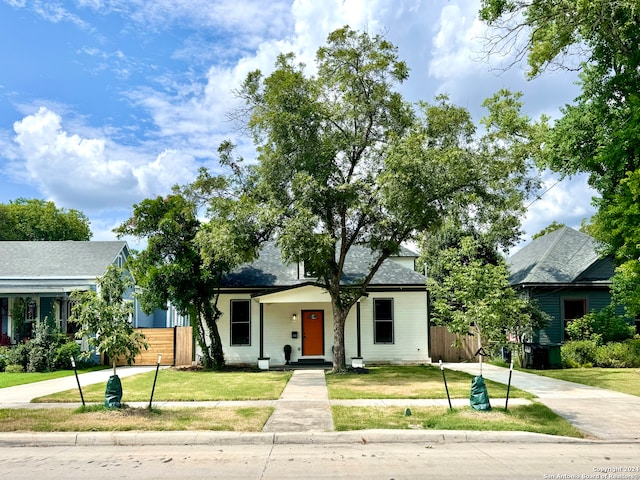 view of front of house with a front lawn