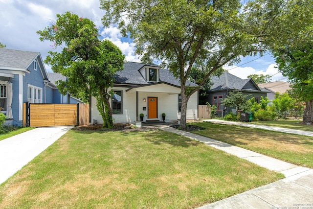 view of front of home featuring a front lawn