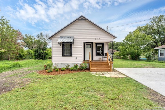 view of front of house featuring a front lawn