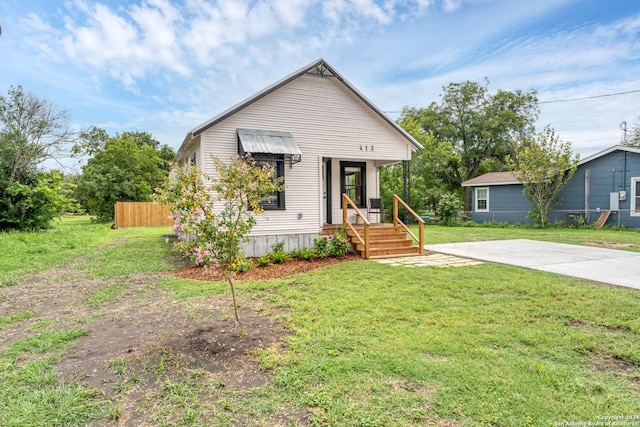 view of front of property with a front yard