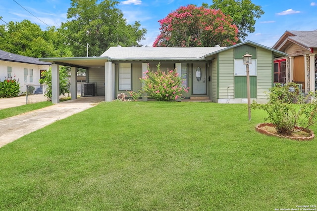 view of front of property featuring a carport and a front lawn