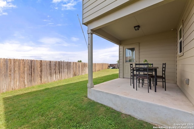 view of yard featuring a patio