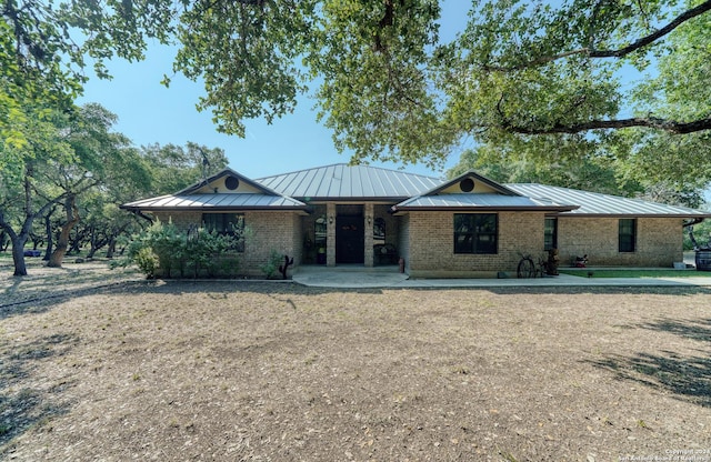 ranch-style house featuring a front yard