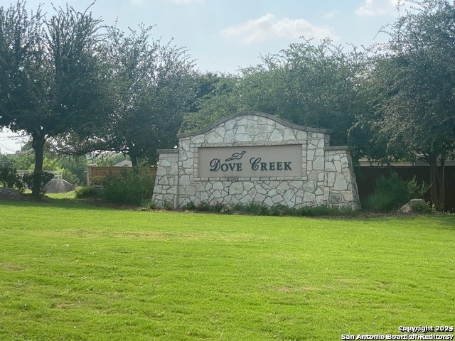 community / neighborhood sign featuring a lawn