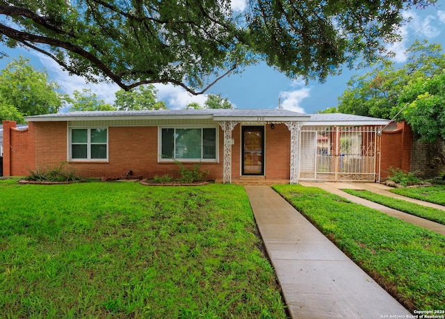 single story home with a front lawn