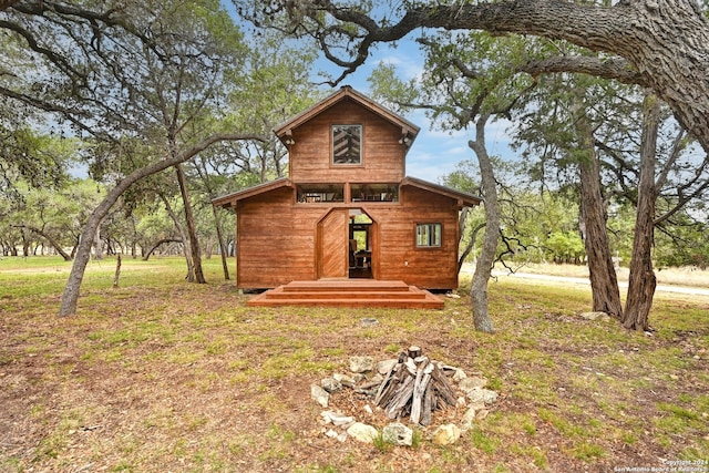 back of house featuring a yard