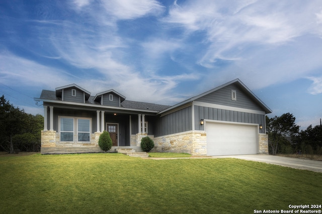 craftsman house with a garage and a front lawn