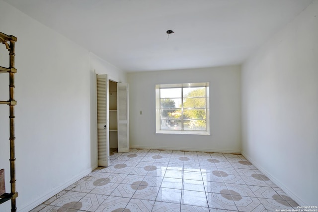 empty room featuring baseboards