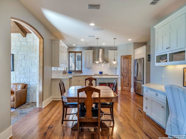 dining space featuring recessed lighting, visible vents, light wood-style flooring, and baseboards