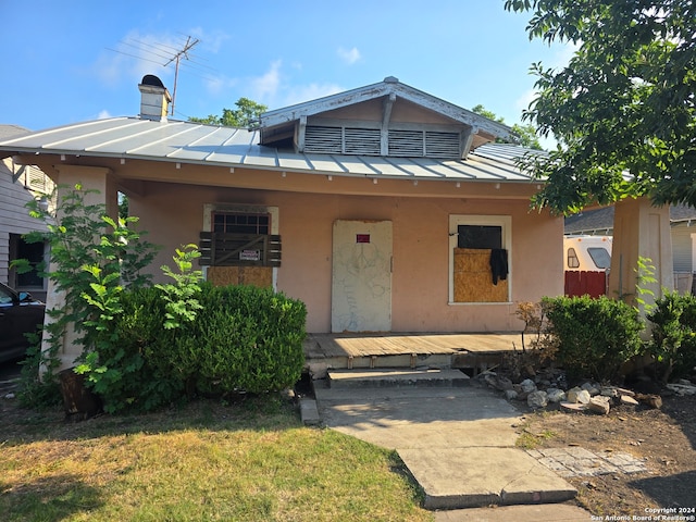 view of front of house featuring a front lawn