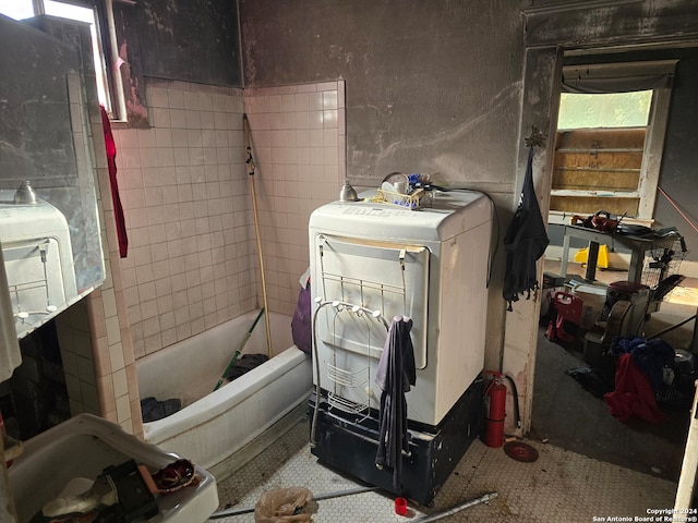 bathroom with tiled shower / bath