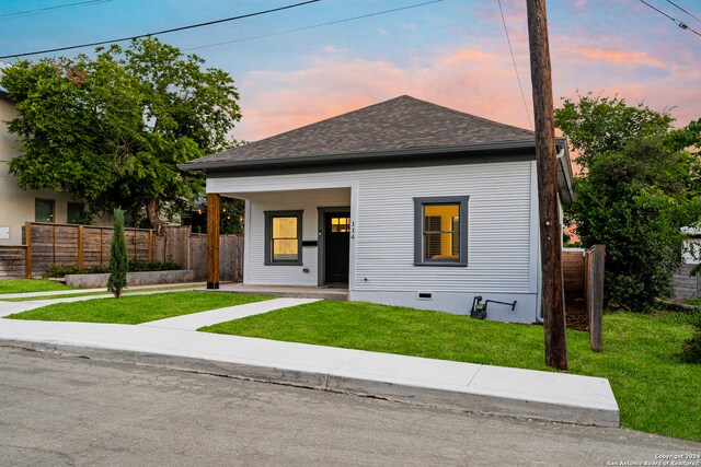 view of front of property featuring a lawn