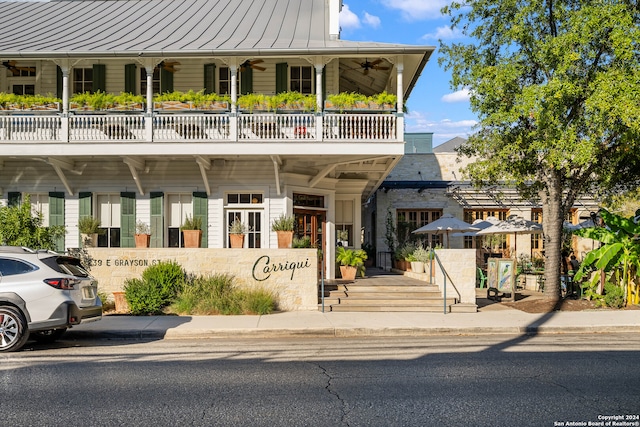 exterior space featuring ceiling fan