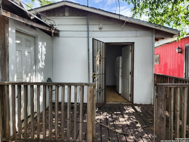 entrance to property featuring a wooden deck