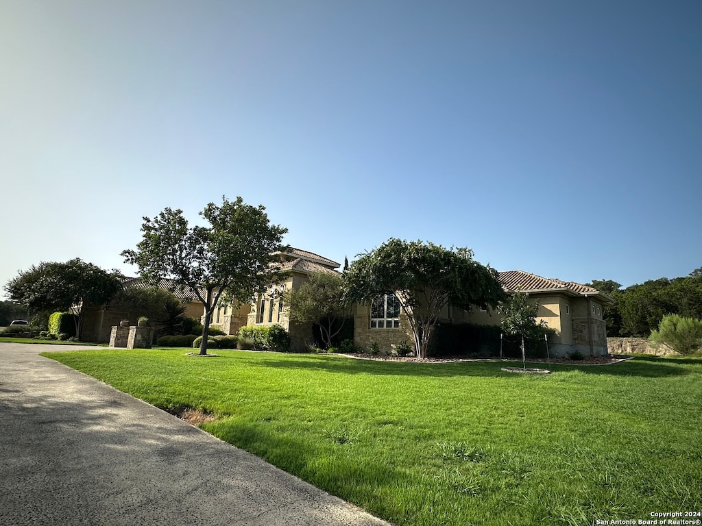 view of front facade with a front yard