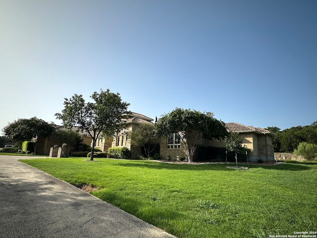 view of front facade with a front yard