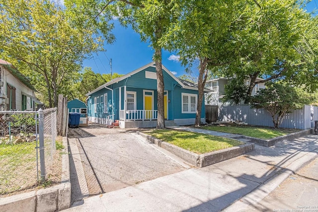 view of front of property featuring a front yard and covered porch