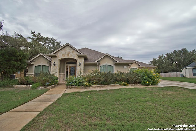 view of front facade featuring a front lawn