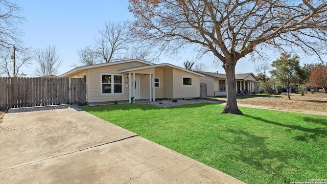 single story home featuring a front yard