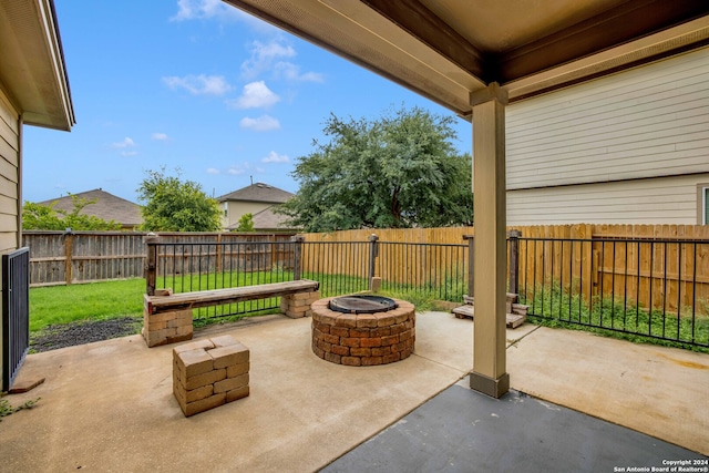 view of patio with a fire pit