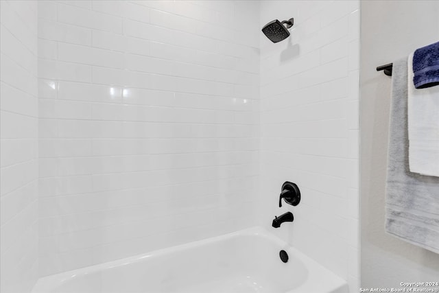 bathroom featuring tiled shower / bath combo