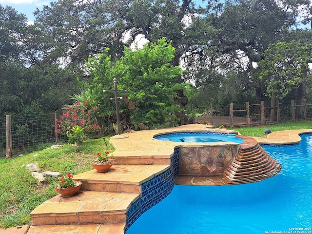 view of pool featuring an in ground hot tub