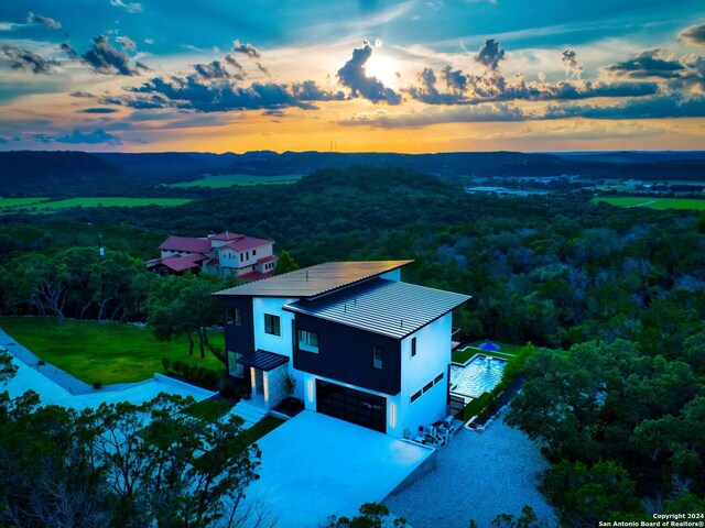 view of aerial view at dusk