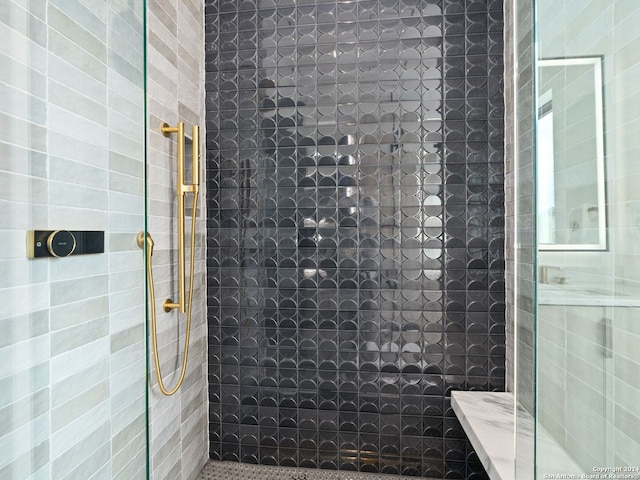 bathroom featuring tiled shower