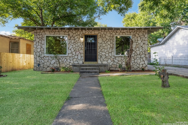 view of front facade with a front yard