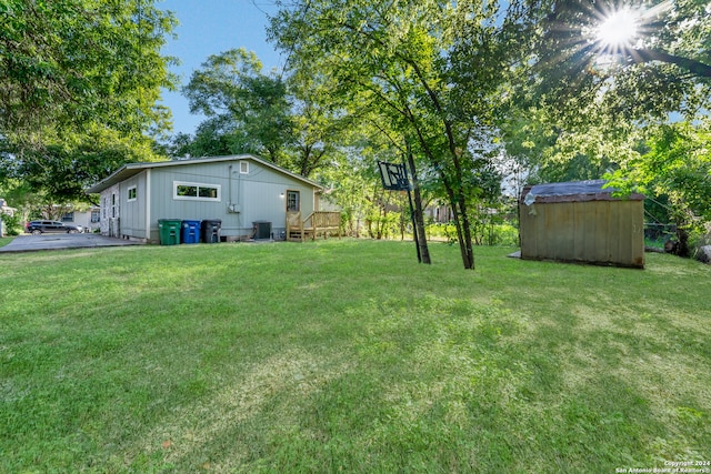 view of yard featuring a storage unit