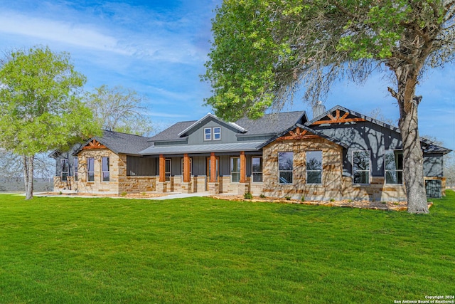 craftsman inspired home with a front lawn and a porch