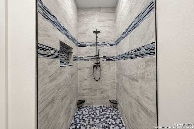 bathroom featuring a tile shower