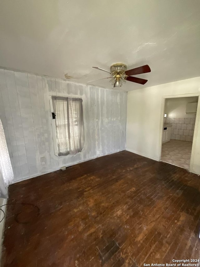 unfurnished room featuring hardwood / wood-style flooring and ceiling fan