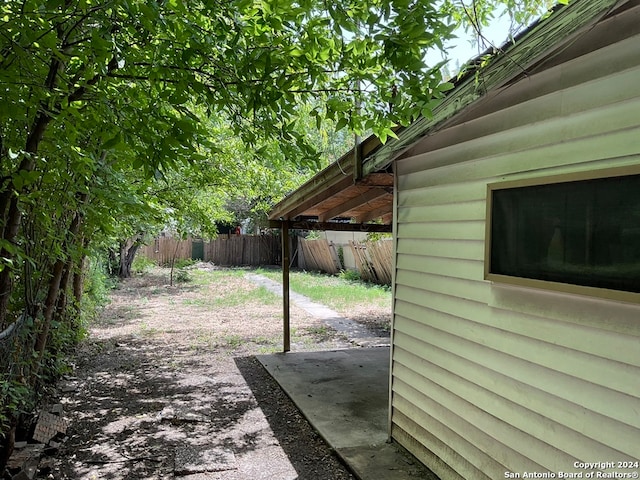 view of yard featuring a patio area