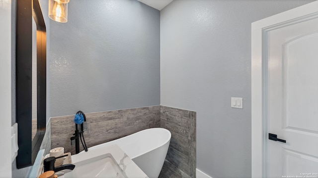 bathroom featuring tile walls