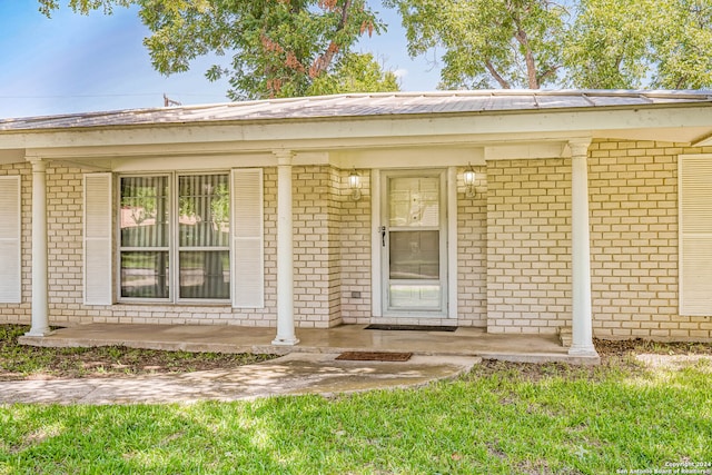 property entrance featuring a yard