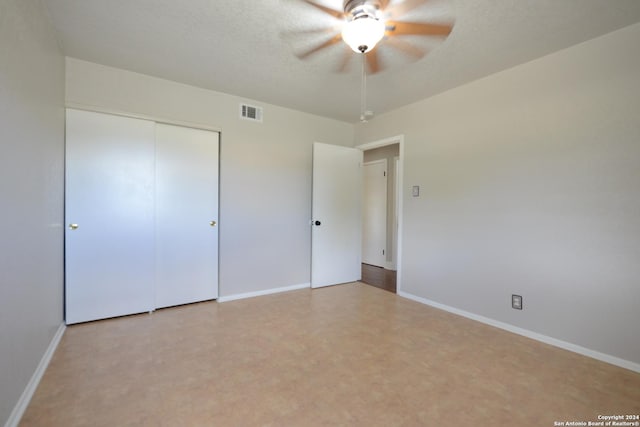 unfurnished bedroom with ceiling fan, a closet, and a textured ceiling