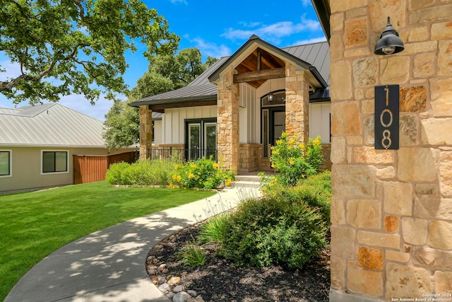 view of front of property with a front yard