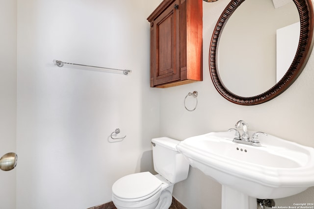 bathroom featuring sink and toilet