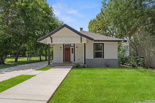 bungalow featuring a front yard