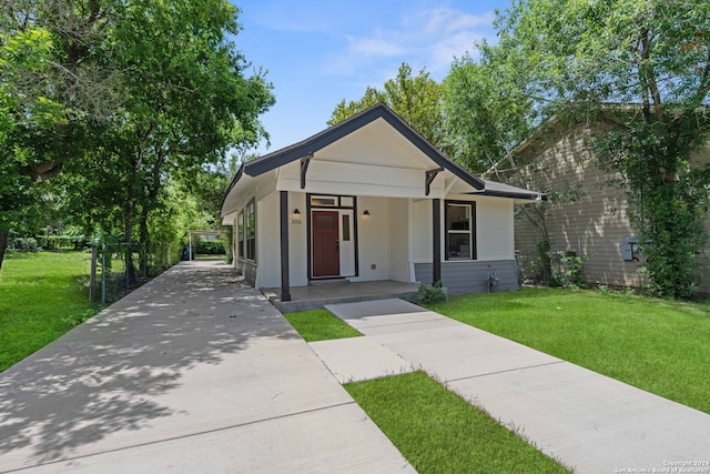 view of front of house featuring a front yard