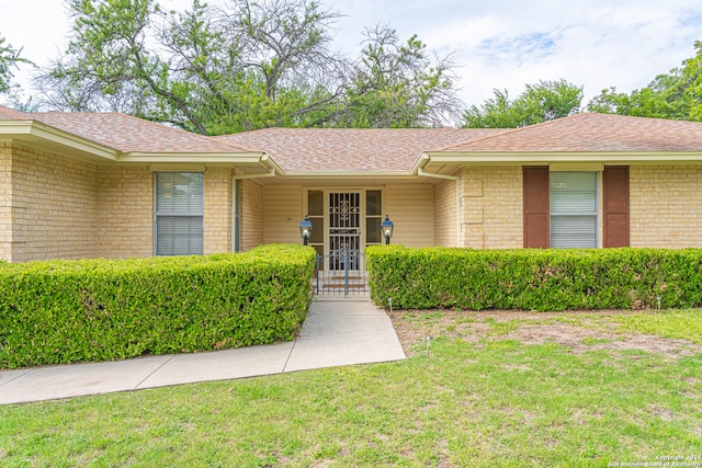 view of front of home with a front lawn