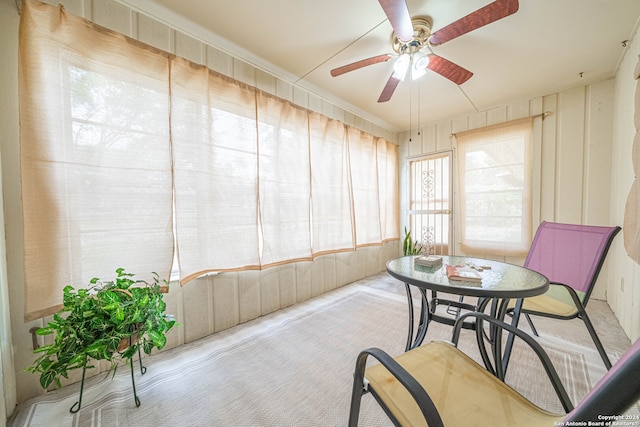 sunroom with ceiling fan