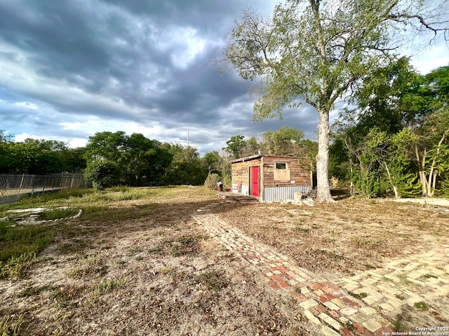 view of yard featuring a shed