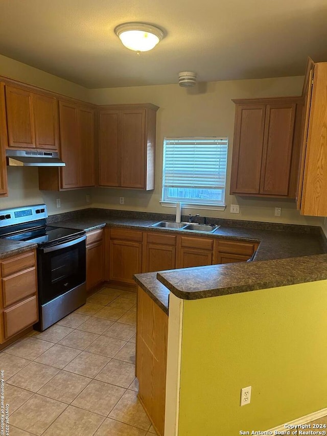 kitchen featuring sink, light tile patterned floors, kitchen peninsula, and electric stove