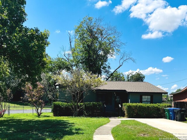 view of front facade featuring a front yard